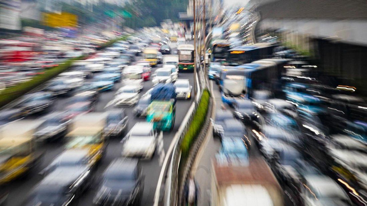 Macet Parah di Sejumlah Tol Menuju Jakarta Pagi Ini Akibat Kecelakaan dan Volume Lalin Tinggi