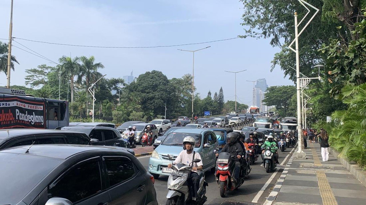 Macet Parah di Sekitar GBK Jelang Laga Persija Vs Persib, Polisi Arahkan ke Jalur Busway