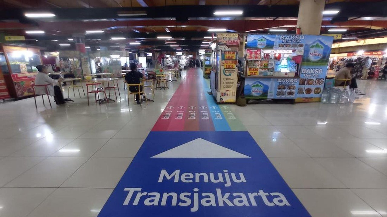Marka Lantai Warna-warni Permudah Penumpang TransJakarta di Terminal Blok M