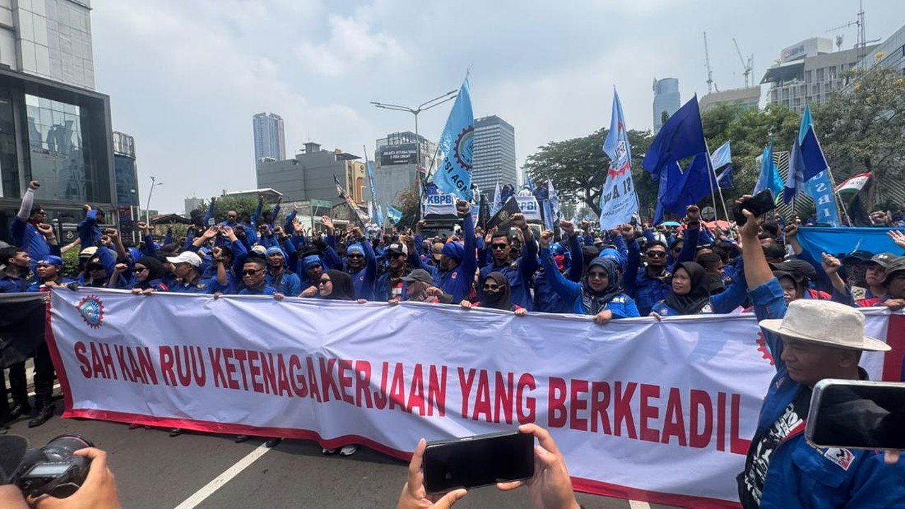 Massa Buruh Gelar Aksi, Jalan Sudirman Menuju Bundaran HI Ditutup