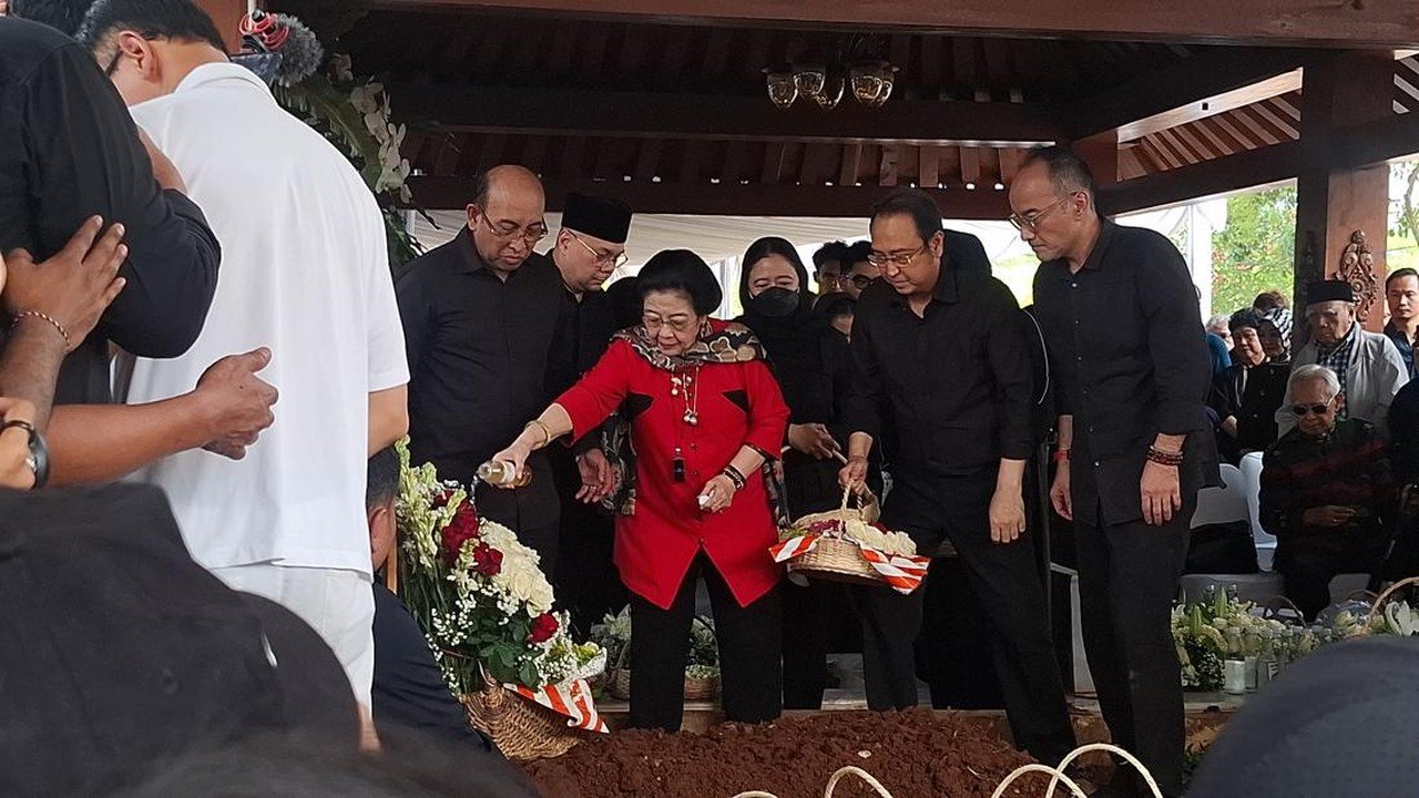 Megawati dan Sukmawati Ziarahi Makam Guruh Soekarnoputra, Keluarga Tabur Bunga
