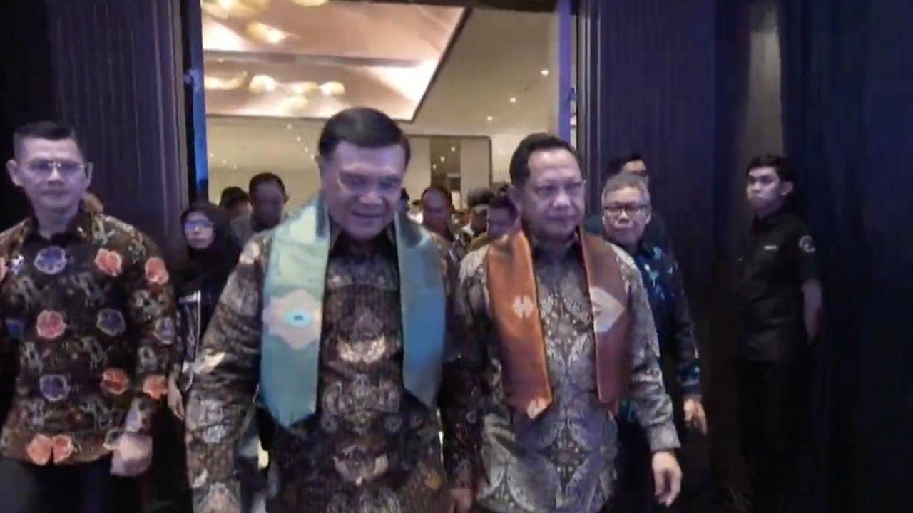 Mendagri dan Menko Polkam Beri Penghargaan Pemda Berprestasi di Makassar