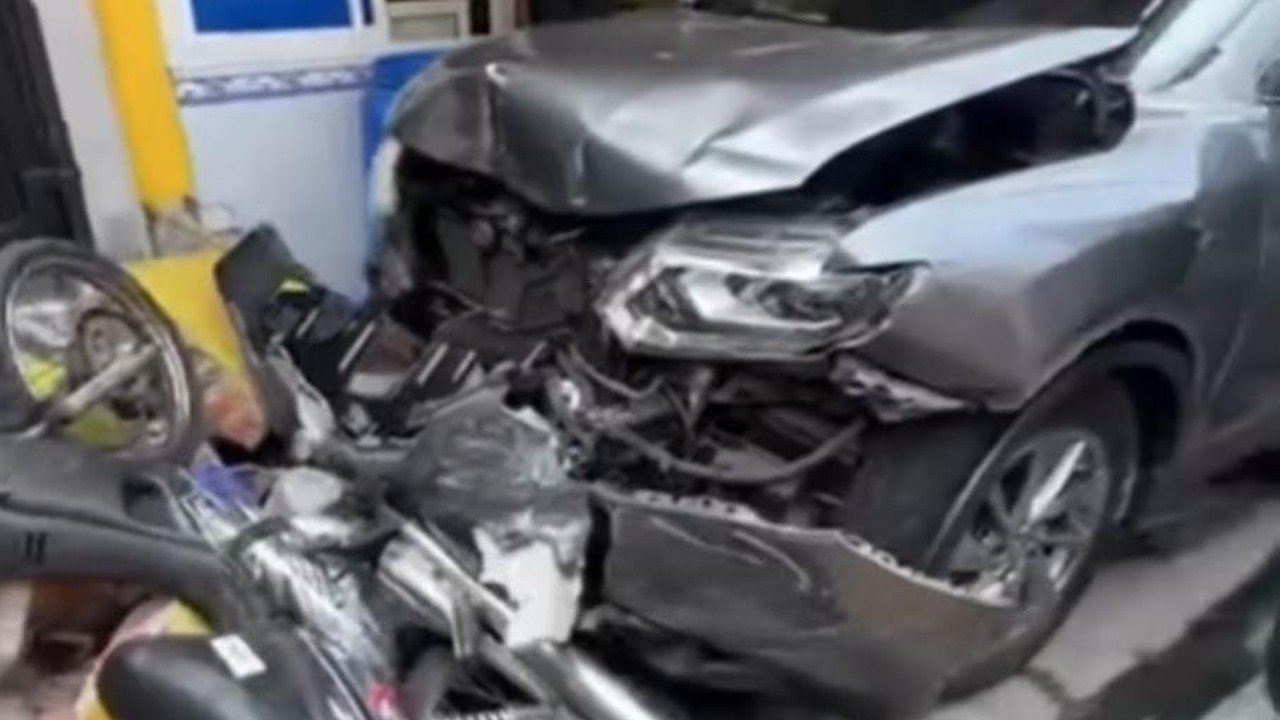 Minibus Hilang Kendali Tabrak 5 Motor di Grogol Petamburan, 1 Luka