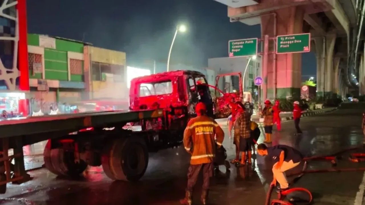 Motor Terbakar Usai Tabrakan Maut dengan Truk di Tanjung Priok