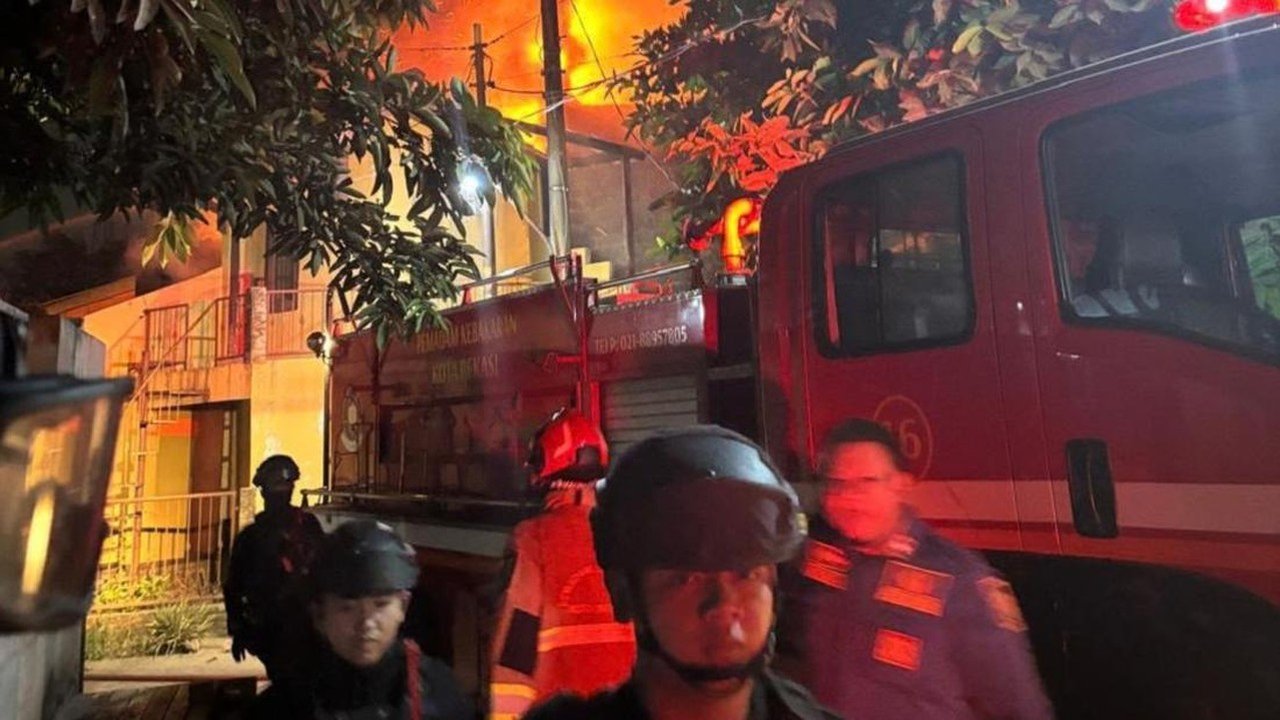 Pabrik Kancing di Bekasi Terbakar, Brimob Amankan Lokasi