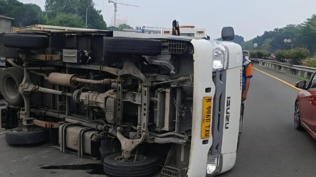 Pecah Ban Sebabkan Truk Boks Terguling di Tol Jagorawi KM 32