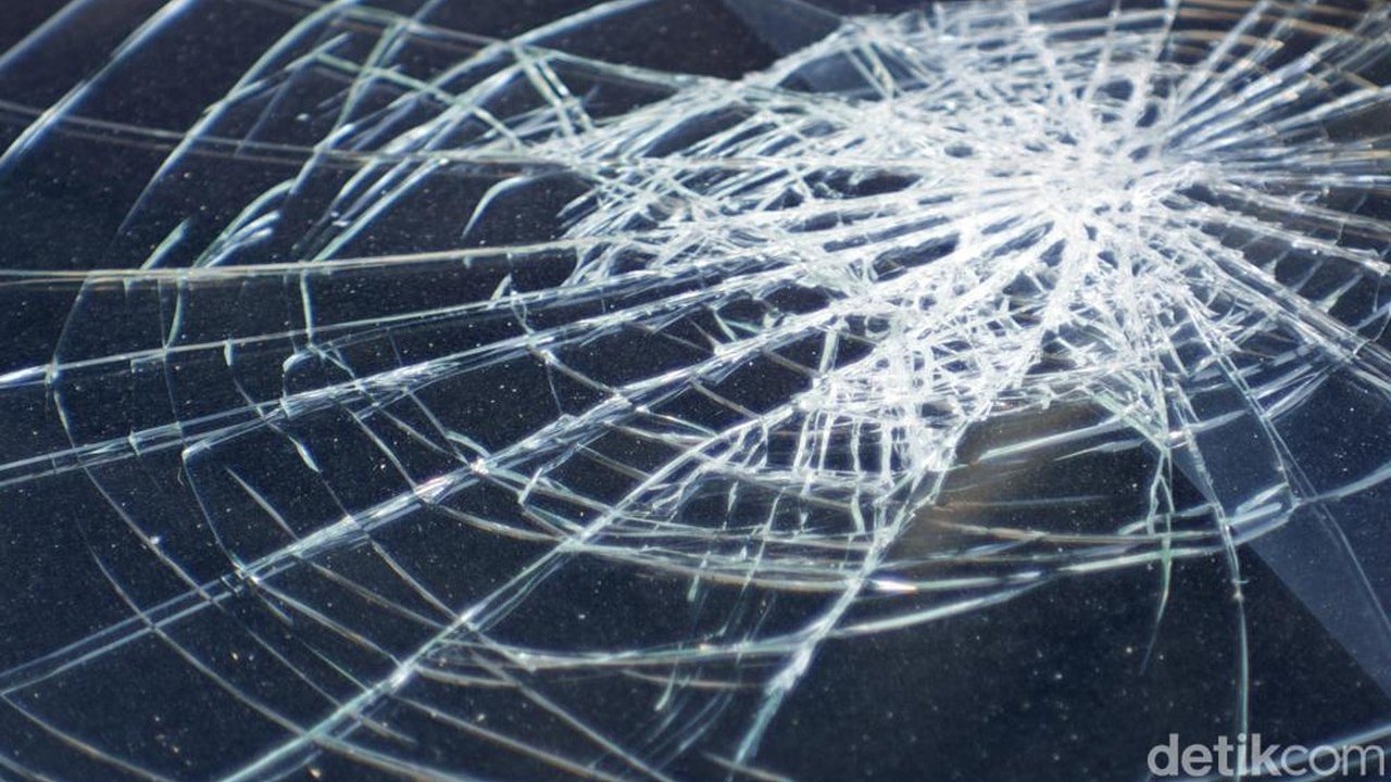 Pemotor Meninggal Dunia Terlindas Truk Pasca Tabrak Minibus di Bogor