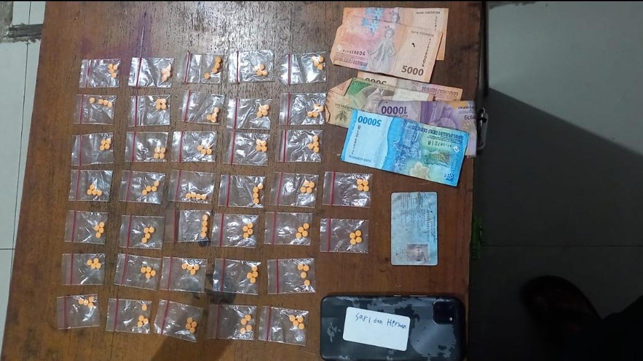 Pengedar Obat Ilegal di Bekasi Diringkus, Ratusan Butir Ditemukan di Pohon Pisang
