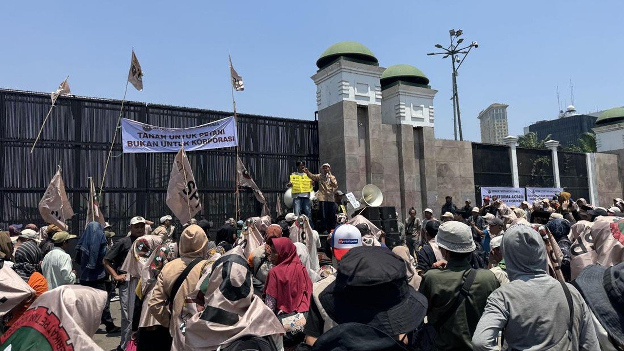 Petani Tuntut Pengesahan RUU Reforma Agraria di Depan Gedung DPR
