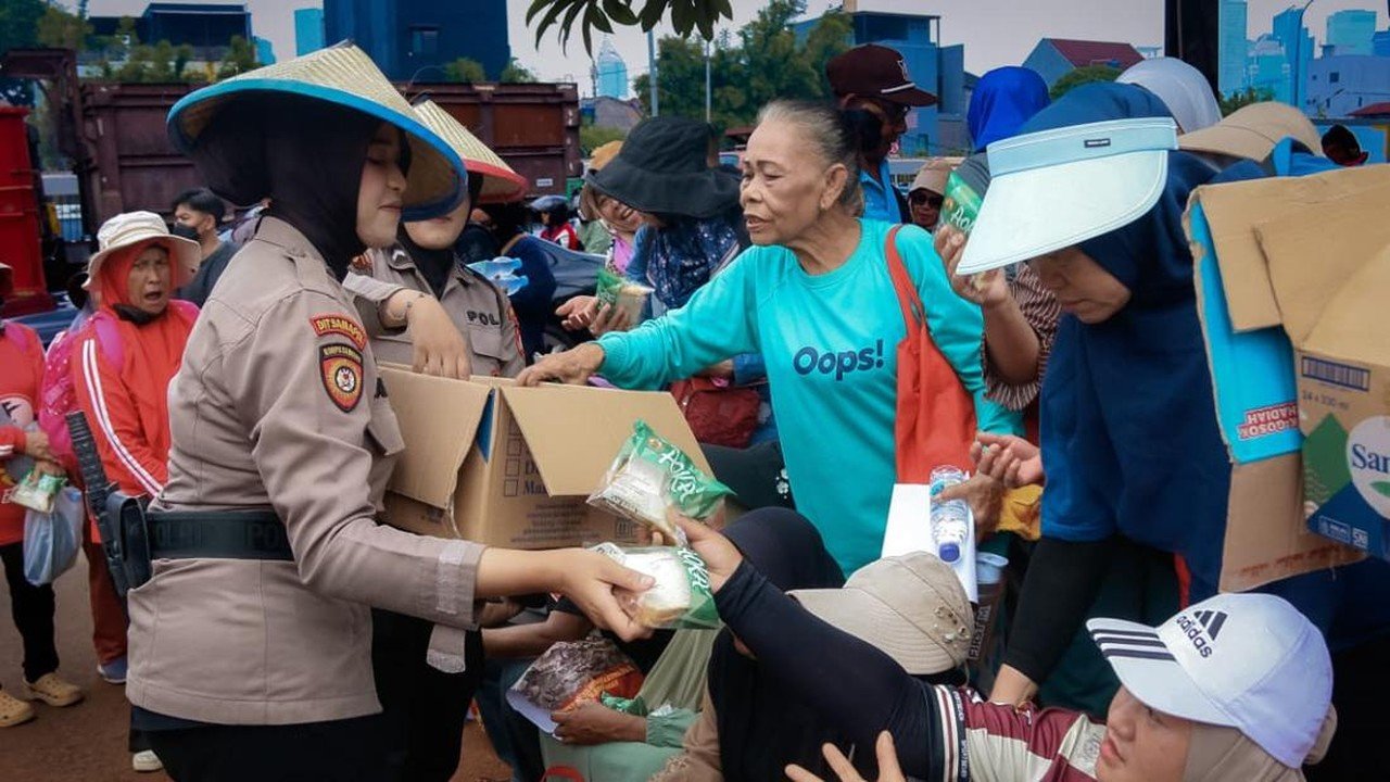 Polda Metro Beri Bantuan Air dan Makanan untuk Peserta Aksi di Gedung DPR