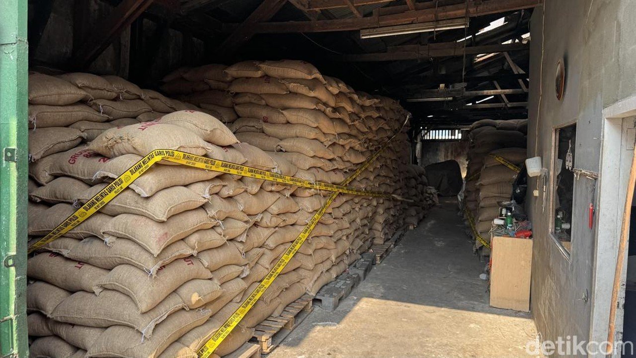 Polda Metro Jaya Sita 49,85 Ton Kacang Tanah Ilegal Asal India