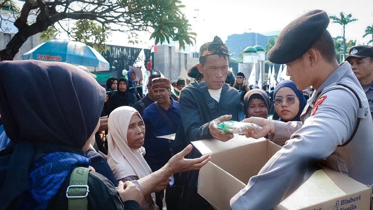 Polisi Beri Bantuan Roti dan Air Mineral untuk Massa Aksi di Depan DPR
