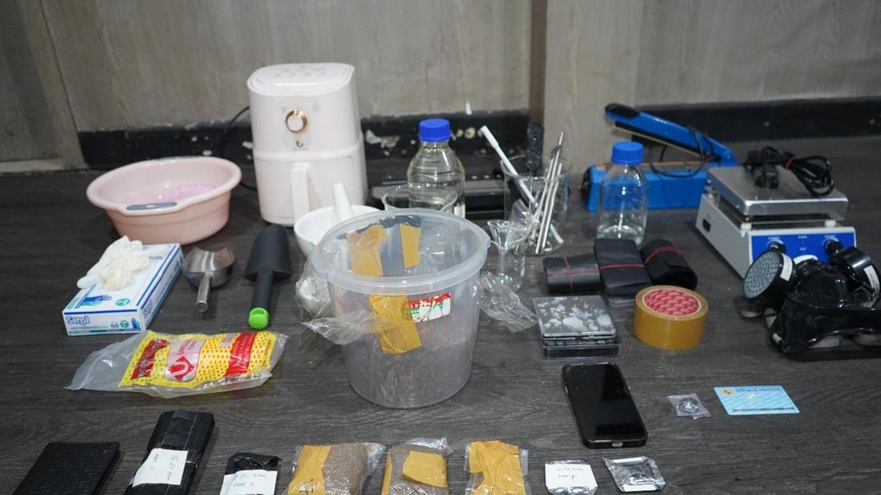 Polisi Ungkap Produksi Tembakau Sintetis di Rumah Kontrakan Gambir