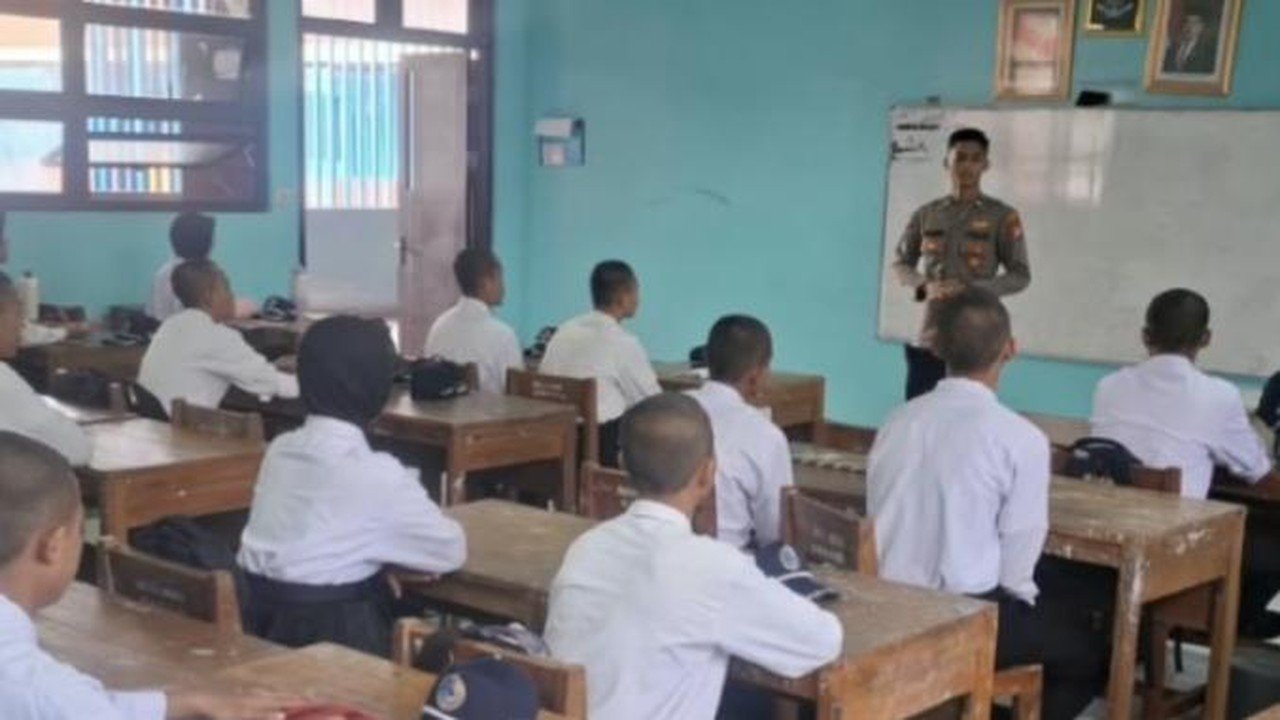 Polres Kepulauan Seribu Beri Edukasi Pelajar Cegah Hoaks dan Bullying Lewat Program 'Bapak Asuh'