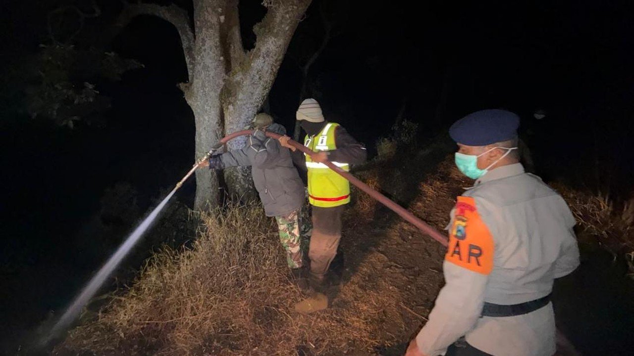 Polres Malang Beri Perlawanan Api di Bromo, Sekat Jalur Cegah Karhutla