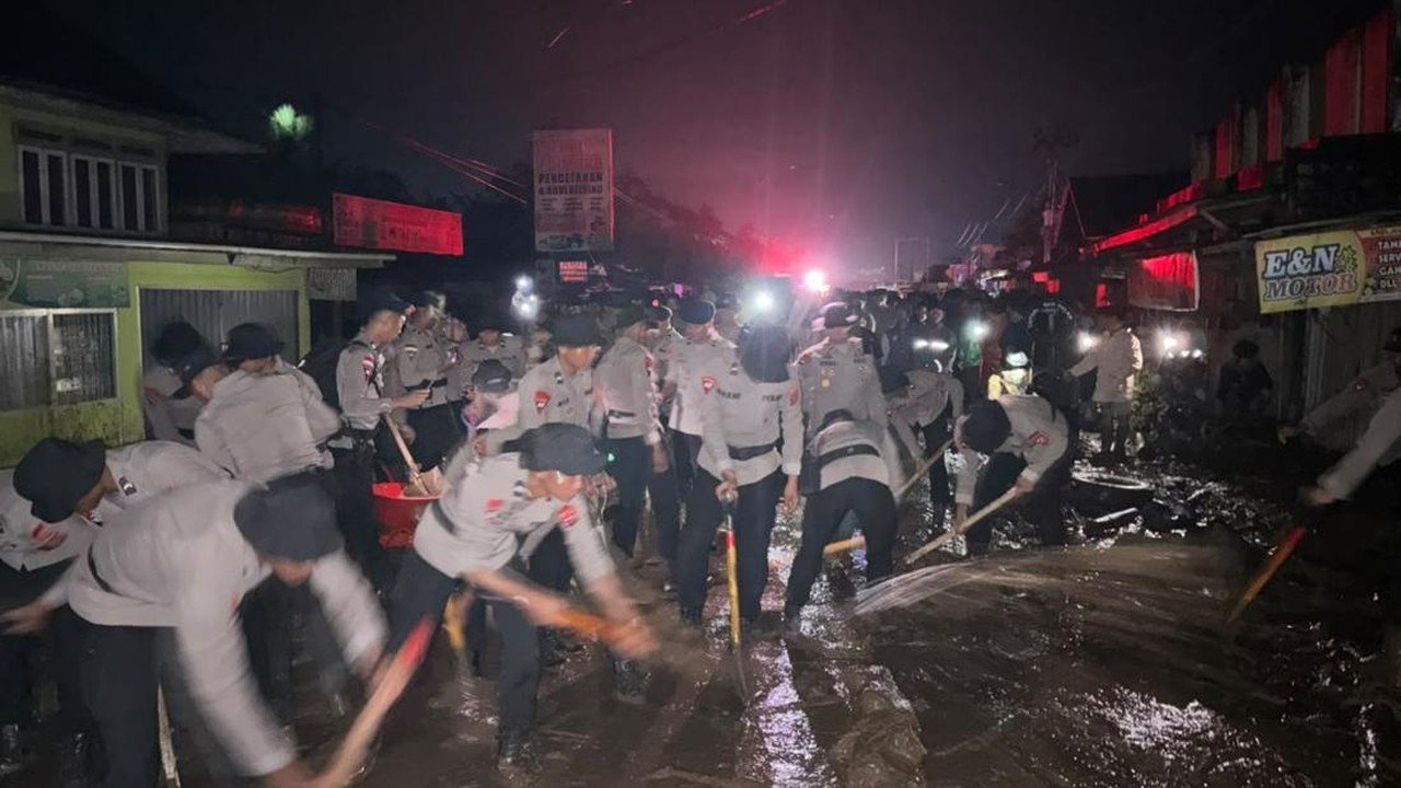 Polri Terjunkan Tim SAR dan Bantuan Logistik untuk Korban Galodo di Solok