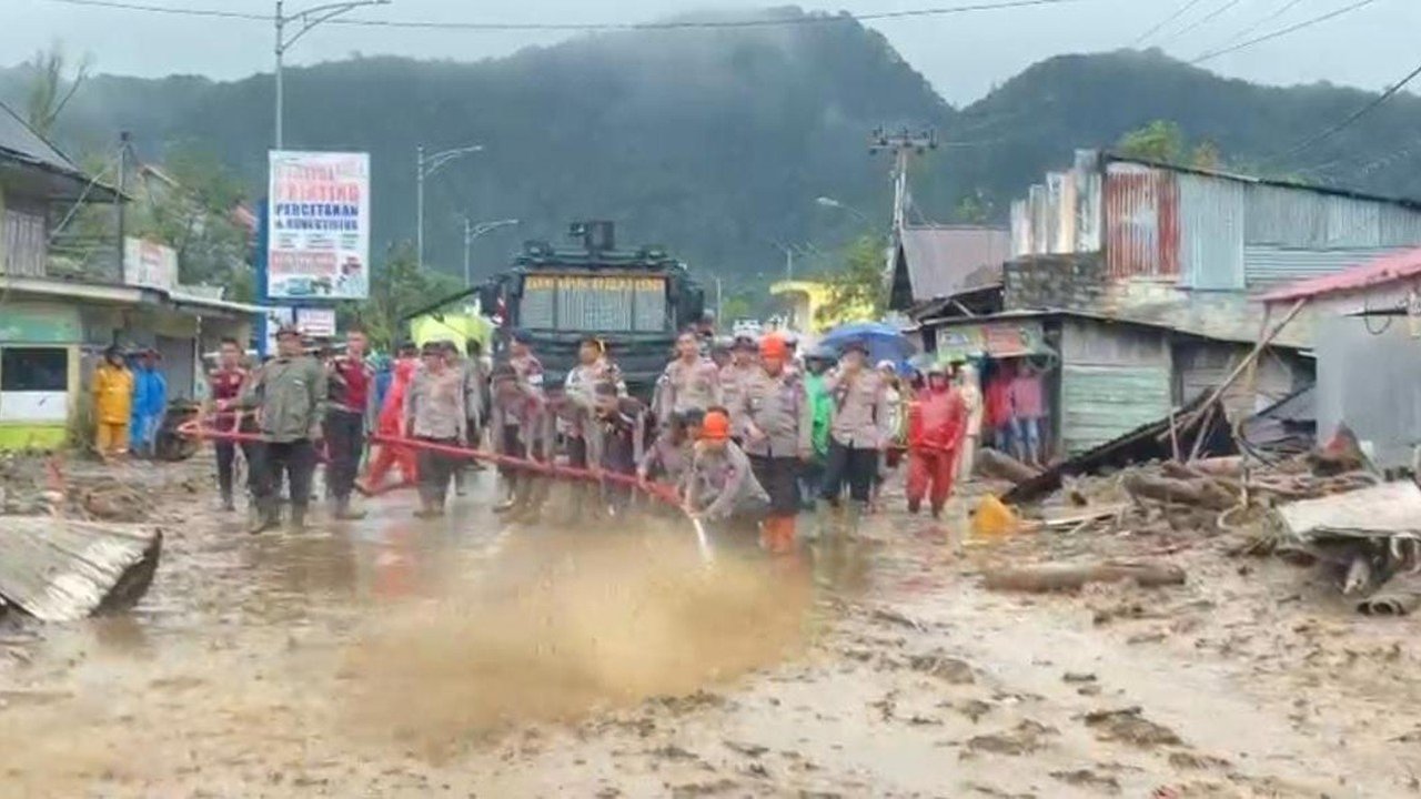 Polri Terjunkan Tim SAR dan Bantuan Usai Banjir Bandang Terjang Solok
