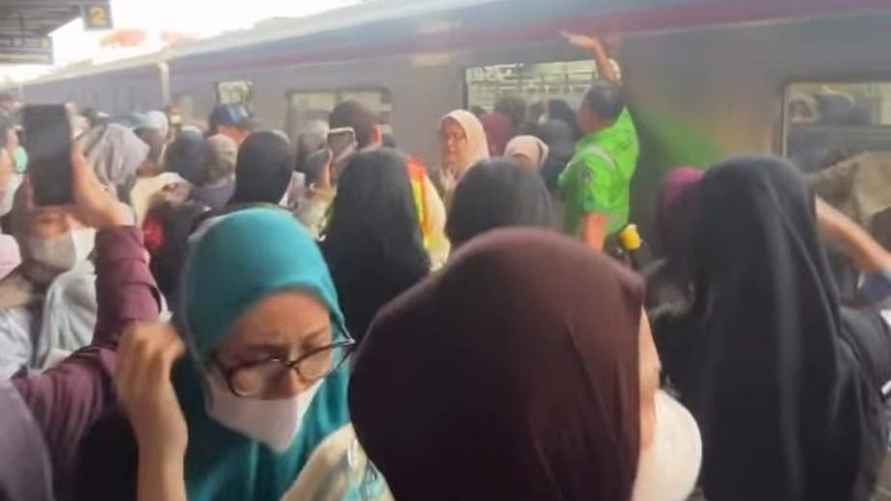 Ponsel Terbakar Picu Kepanikan Penumpang KRL di Stasiun Rawa Buntu