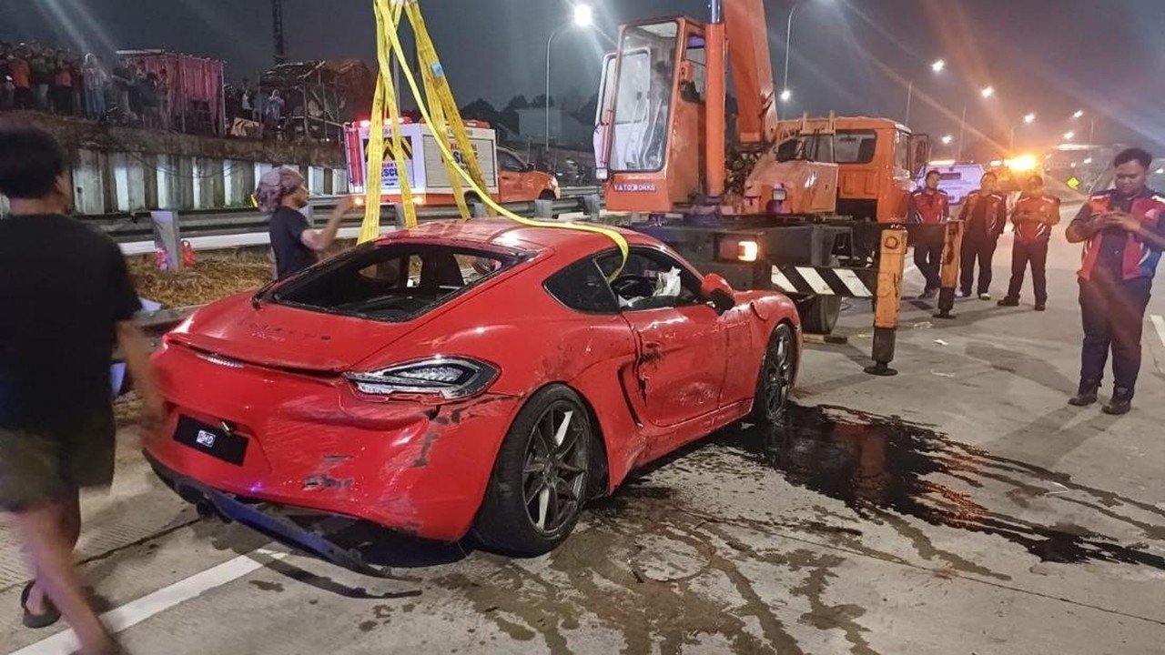 Porsche Terjun ke Selokan Tol Andara Akibat Hilang Kendali