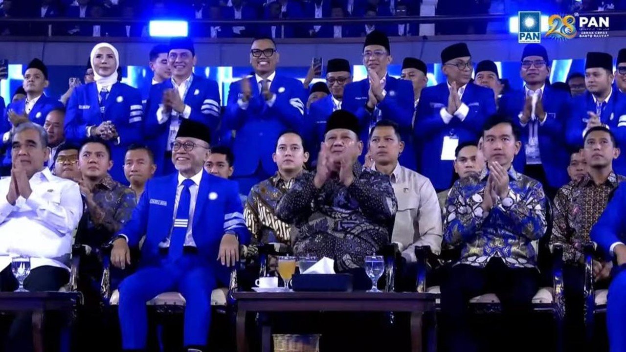 Prabowo dan Gibran Hadiri HUT PAN ke-28, Tampil Kompak Berbalut Batik Biru