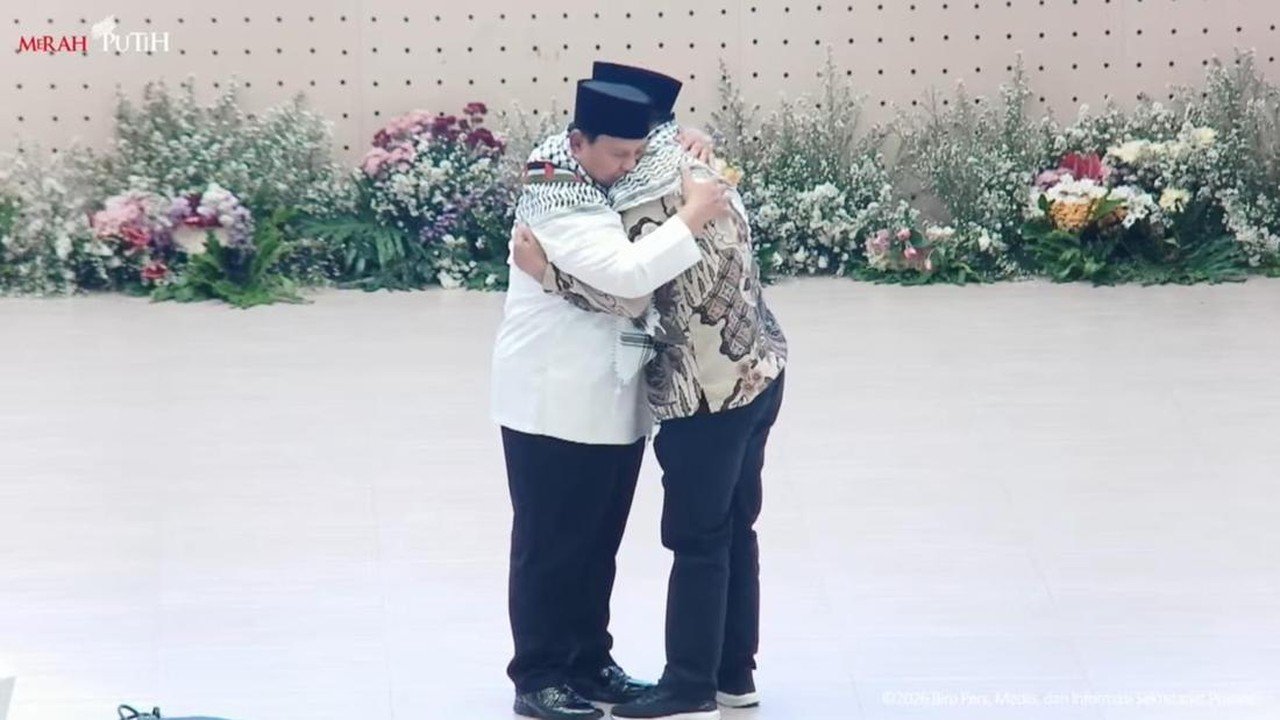 Prabowo Dikalungi Sorban oleh Dubes Palestina dalam Peringatan 100 Tahun Gontor