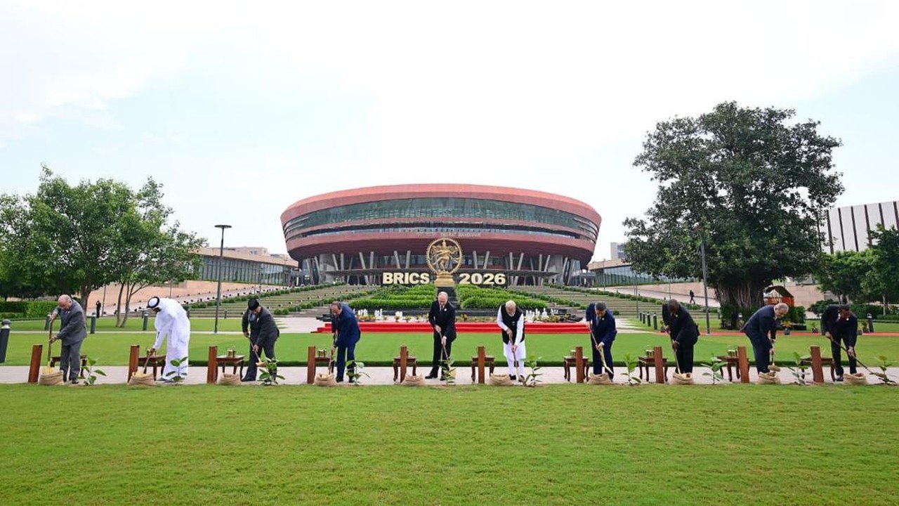 Prabowo Ikut Tanam Pohon Banyan Bersama Pemimpin BRICS di India