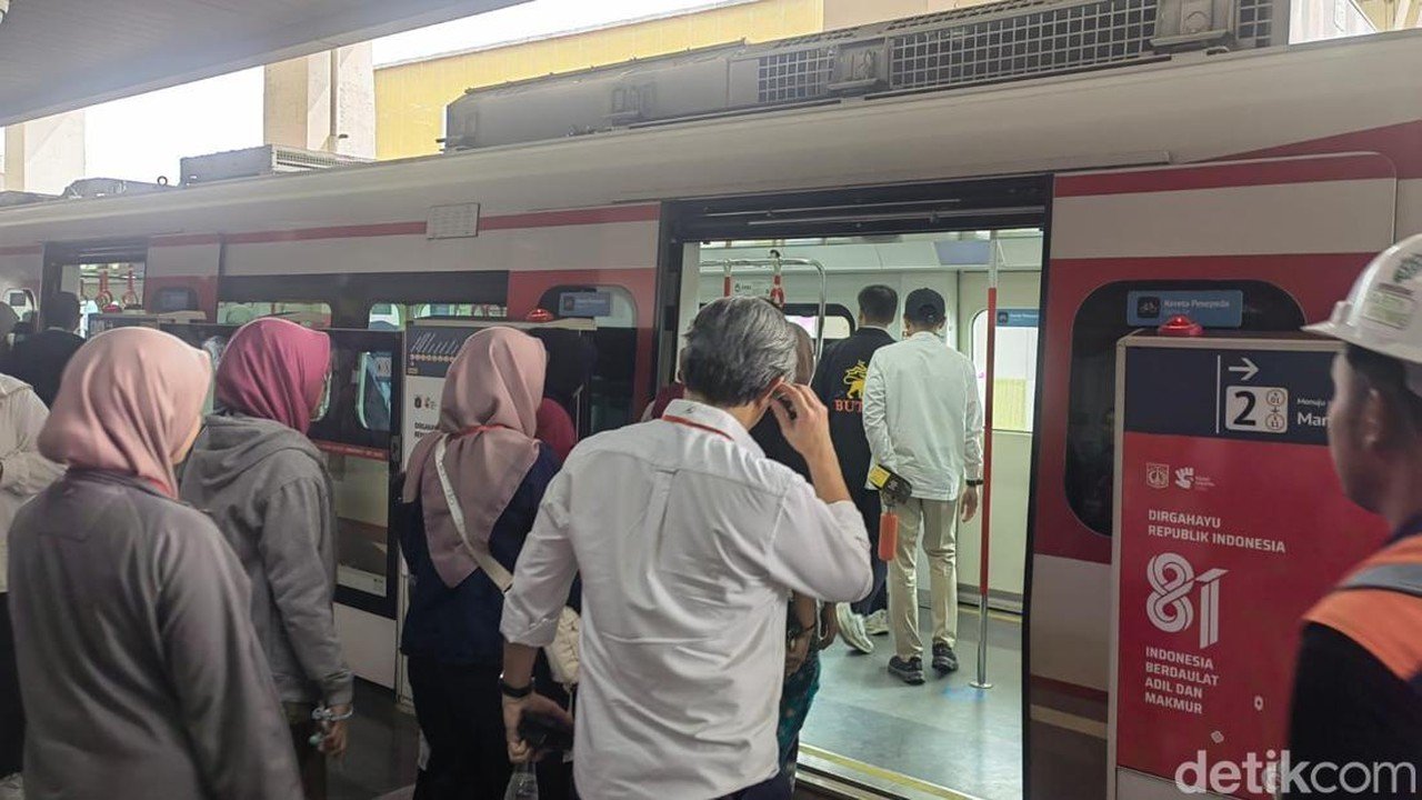 Prabowo Resmikan LRT Kelapa Gading-Manggarai, Tarif Rp 8 Selama 8 Hari