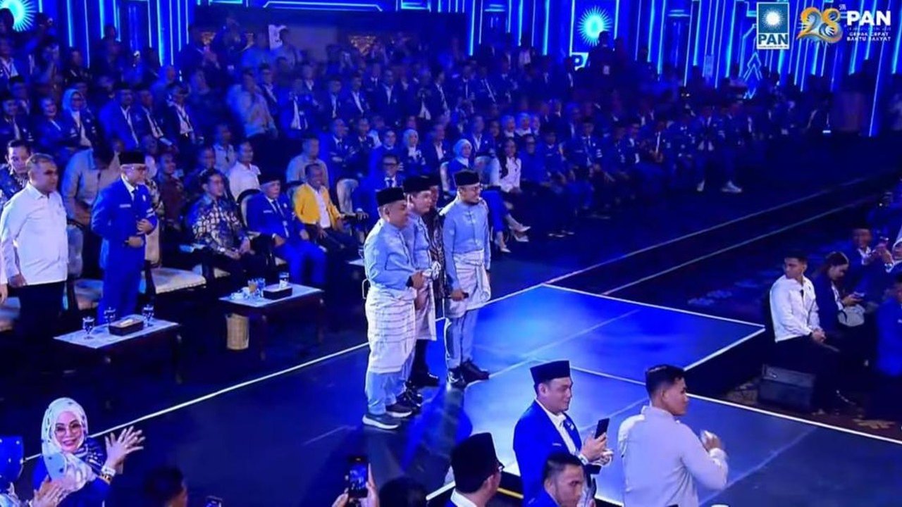 Prabowo Subianto Apresiasi Pengisi Acara HUT PAN ke-28, Ajak Foto Bersama