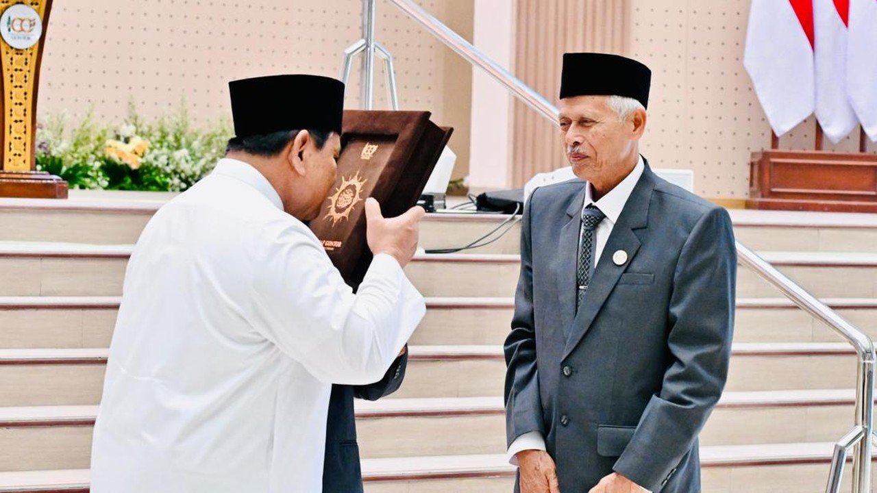 Prabowo Terima Mushaf Al-Qur'an dan Buku Sejarah Gontor