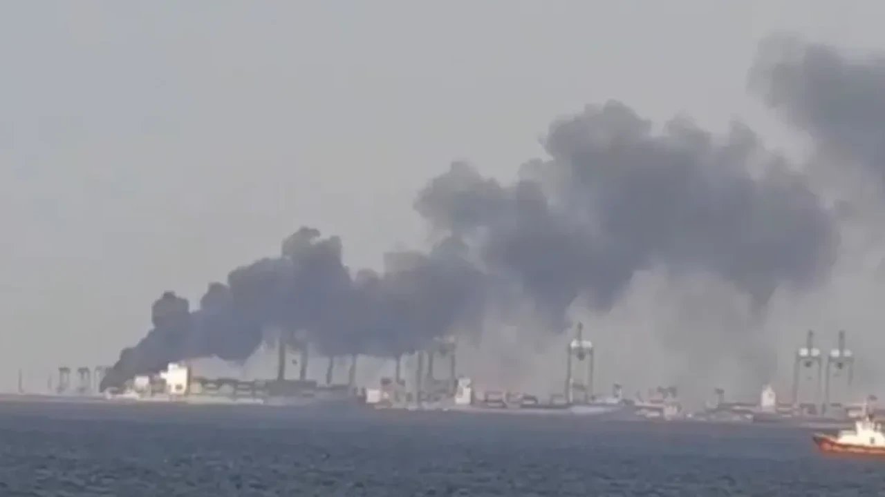 Puluhan Tank Kontainer Terbakar di Pelabuhan Priok, Polisi Lakukan Penyelidikan