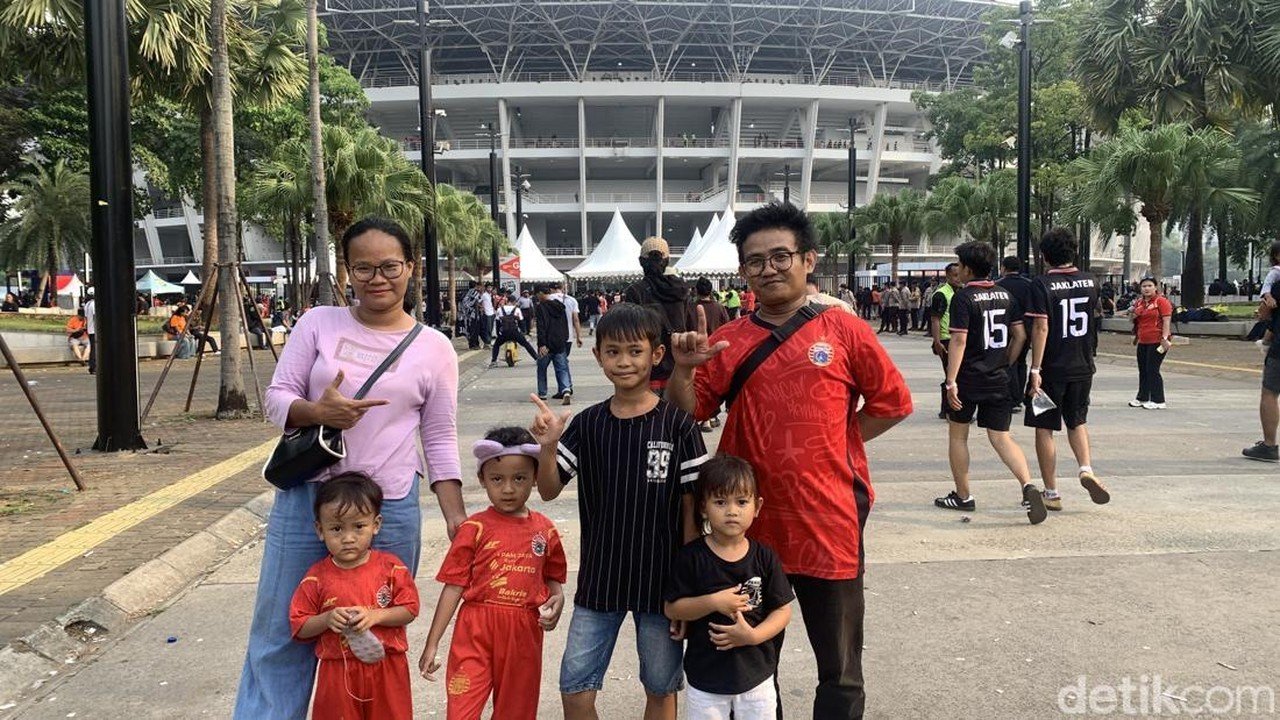 Rahmat Boyong 4 Bocah Nonton Laga El Clasico Indonesia di GBK