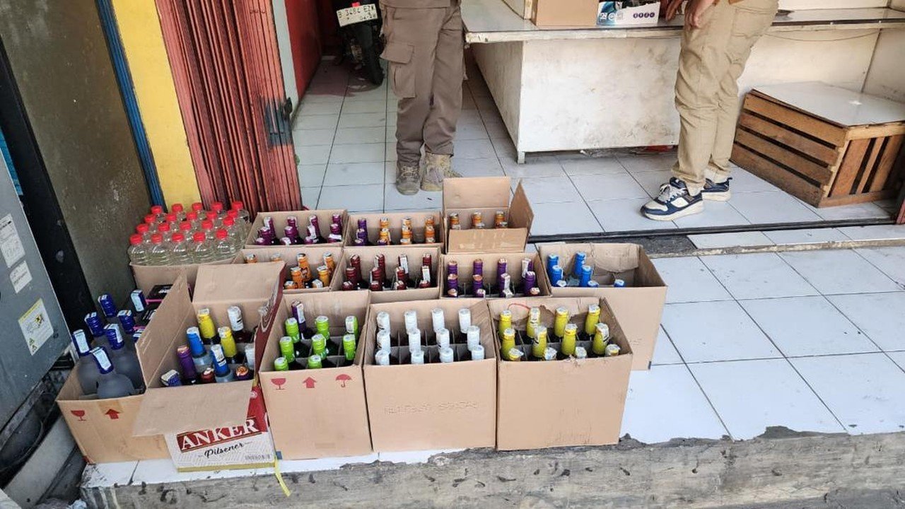 Ribuan Botol Miras Diamankan Satpol PP Depok dari Lima Toko Ilegal