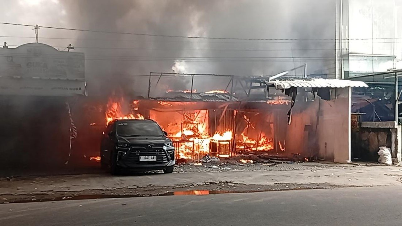 Rumah dan Mobil Dilalap Api di Bogor, Asap Tebal Menyelimuti Jalan Paledang