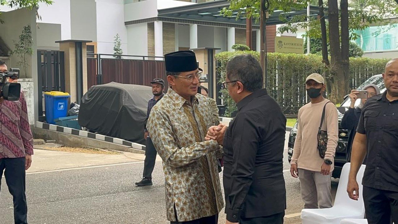 Sandiaga Uno Berziarah ke Rumah Duka Guruh Soekarnoputra, Kenang Nasihat Bisnis