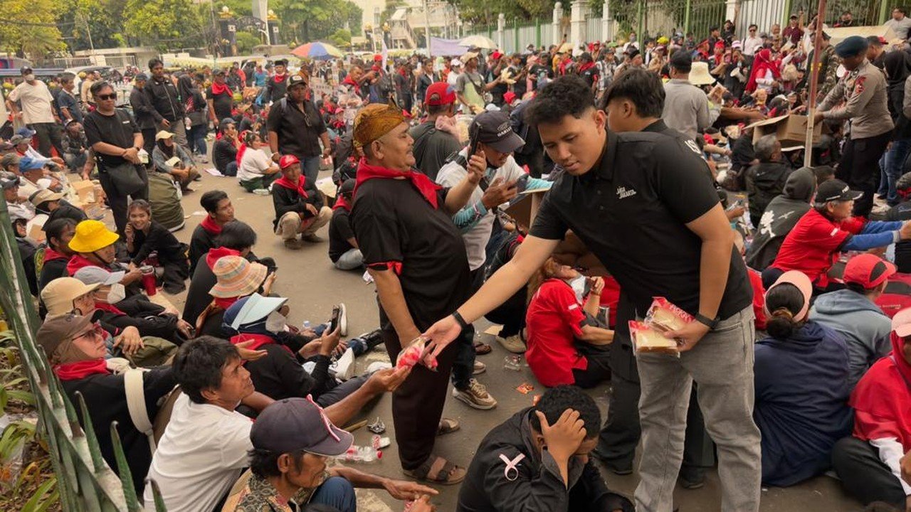 Satgas Gakkum Polda Metro Bagikan Roti dan Air Mineral untuk Massa Aksi