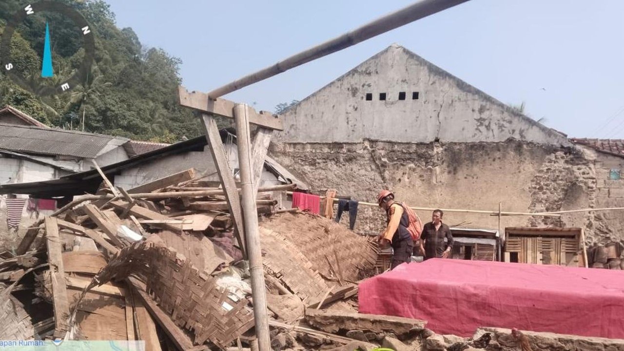 Satu Rumah Warga Rumpin Bogor Ambruk Diterjang Angin Kencang