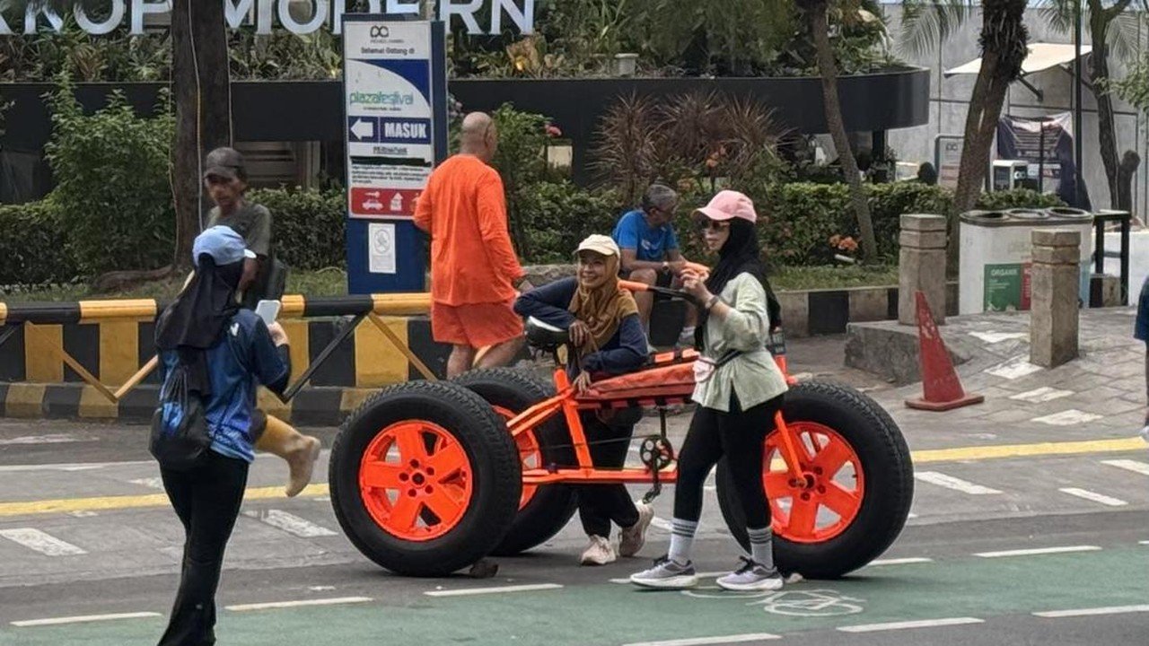 Sepeda Oranye Raksasa Curi Perhatian Pengunjung CFD Rasuna Said