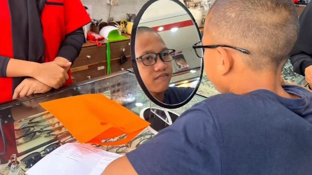 Seskab Teddy Tindak Lanjuti Keluhan Mata Siswa Sekolah Rakyat