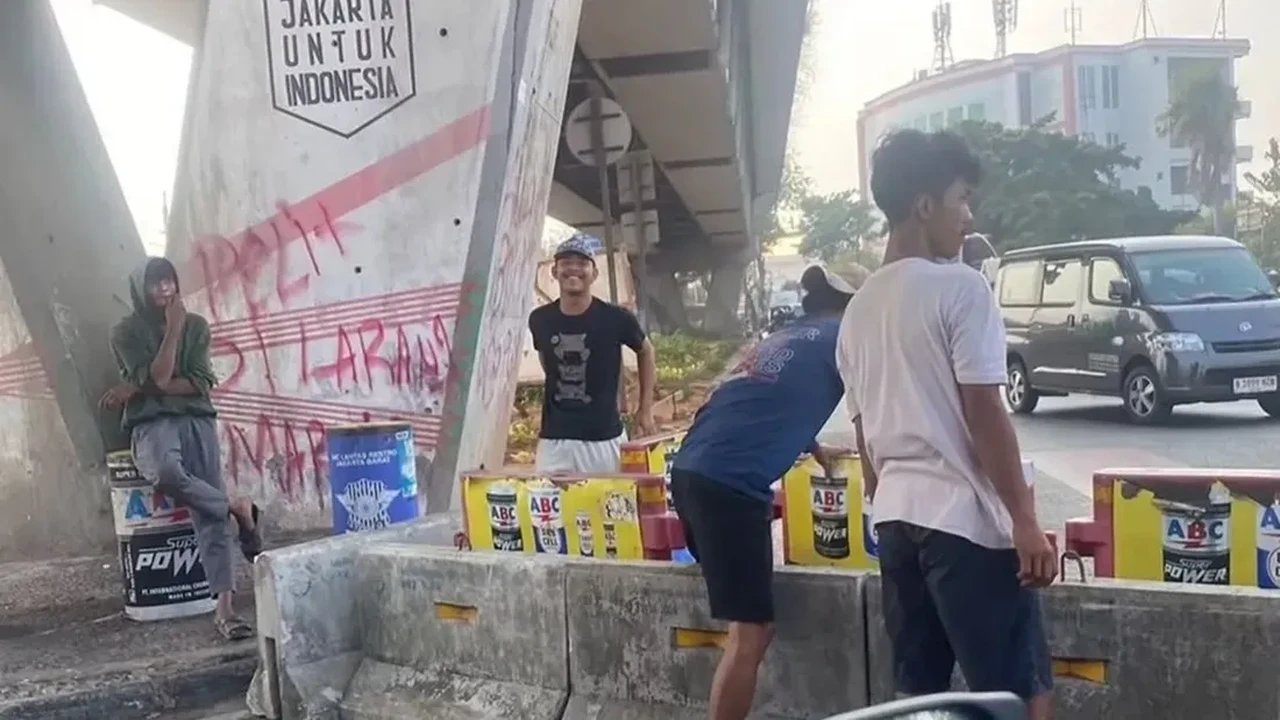 Simpang Pesing Ditutup Beton, Polisi Berupaya Berantas 'Pak Ogah' dan Urai Macet