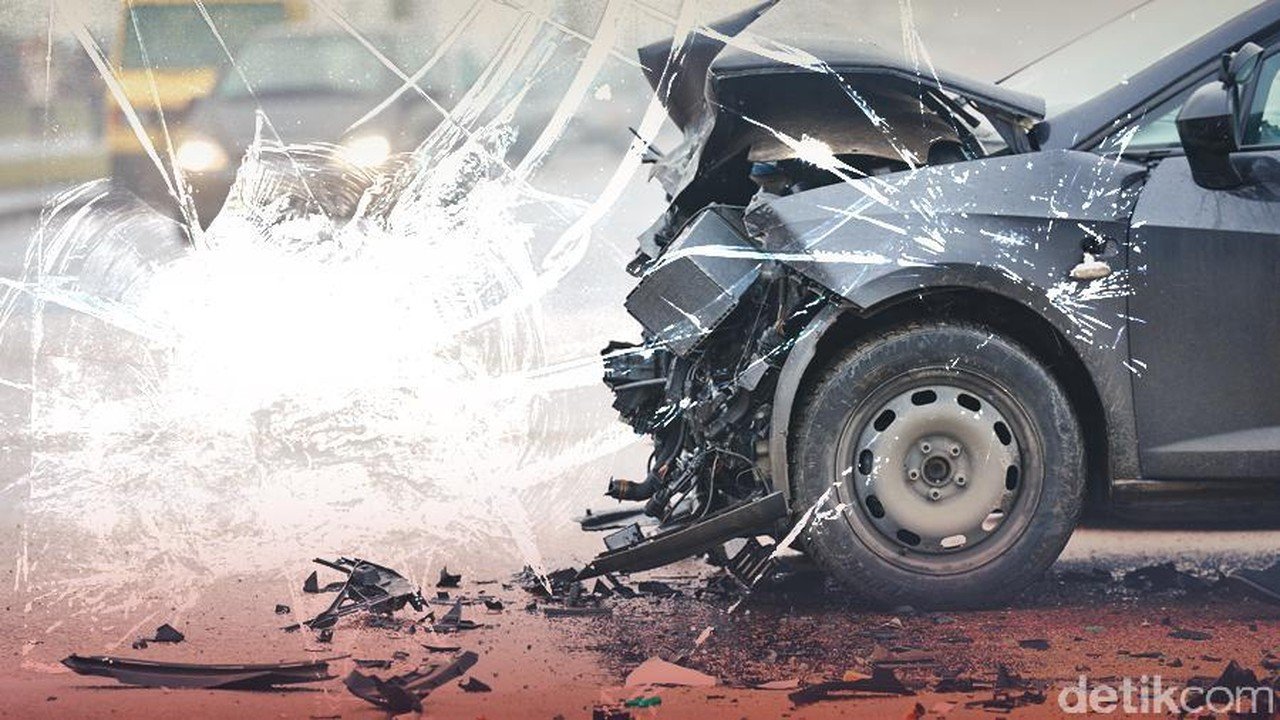 Tabrakan Beruntun di Tol Wiyoto Wiyono, Dua Mobil Ringsek Parah