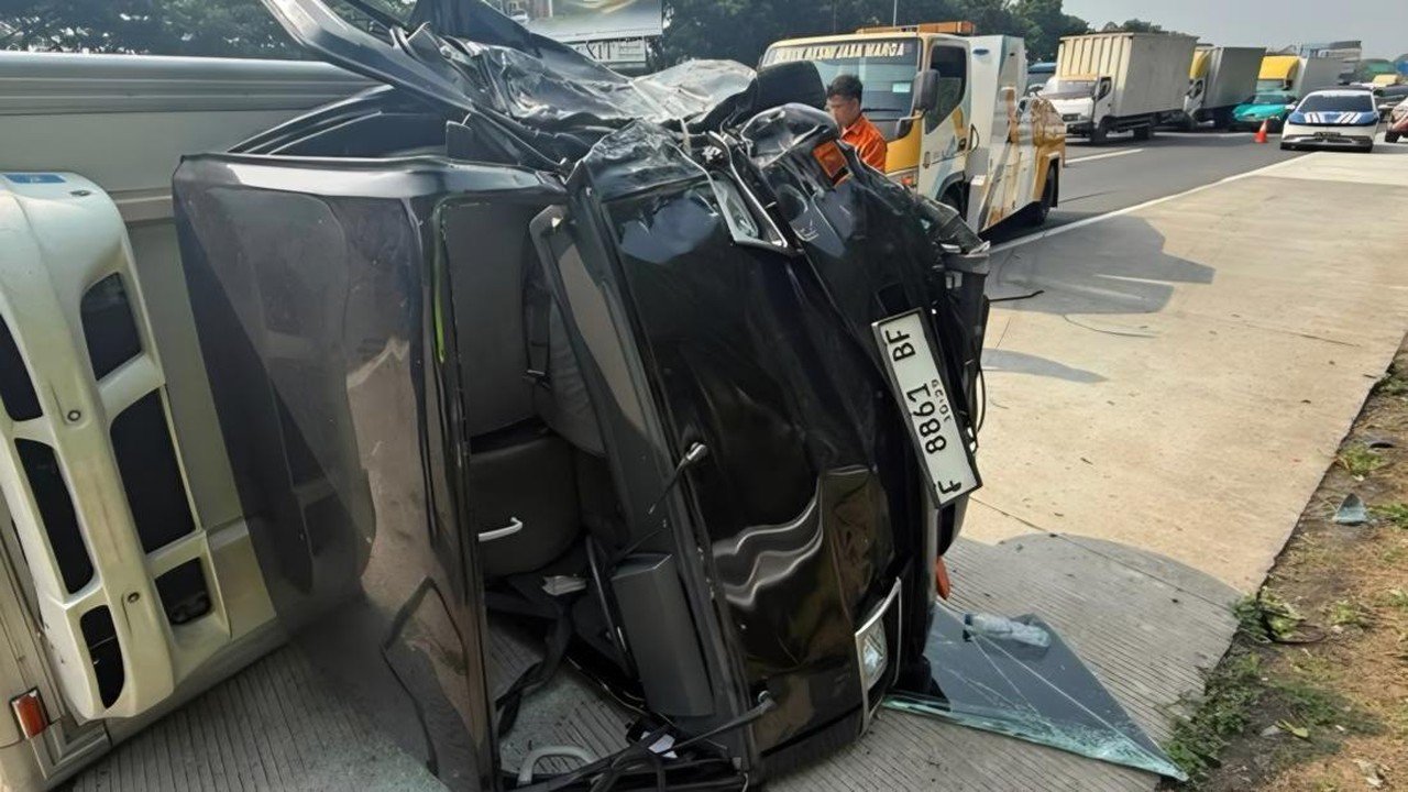 Tabrakan di Tol Jagorawi: Mobil Boks Terguling, Sopir Terluka Ringan