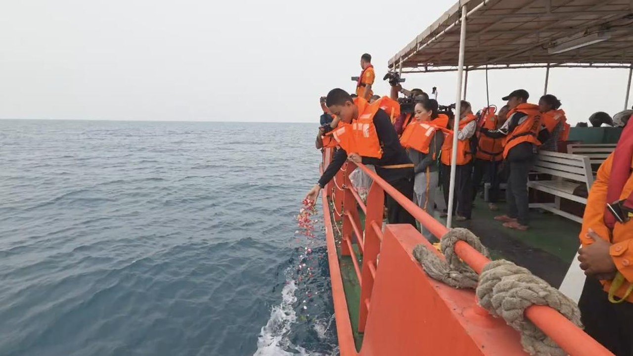 Tabur Bunga di Selat Sunda, Keluarga Jurnalis yang Hilang Beri Penghormatan Terakhir