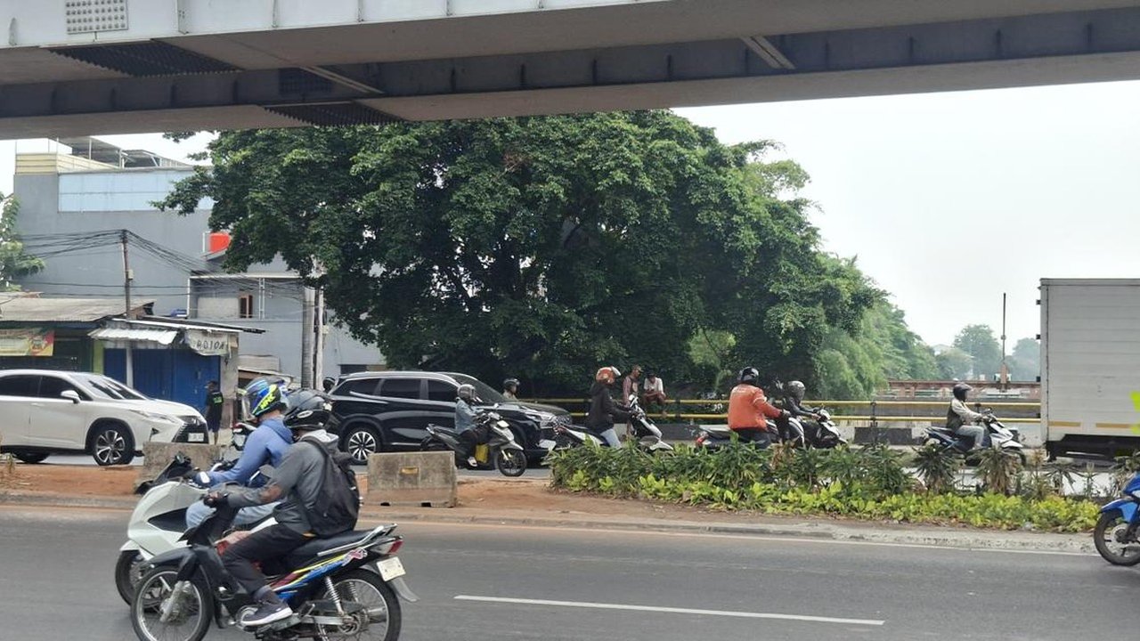 Taman Kolong Flyover Pesing Jadi Jalan Pintas Motor, Barrier Beton Tak Efektif