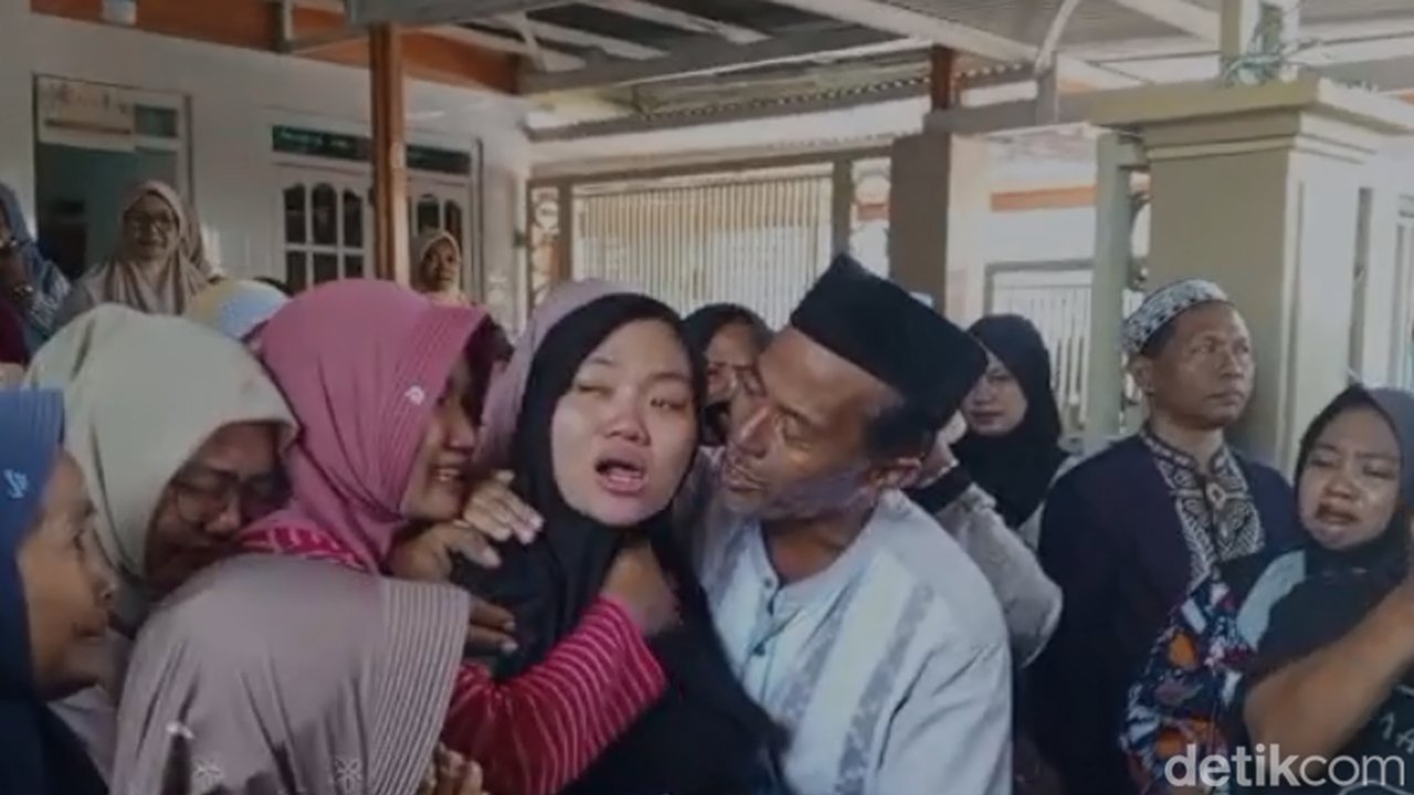 Tangis Istri Hamil Sambut Jenazah ABK KM Virgo di Pamekasan