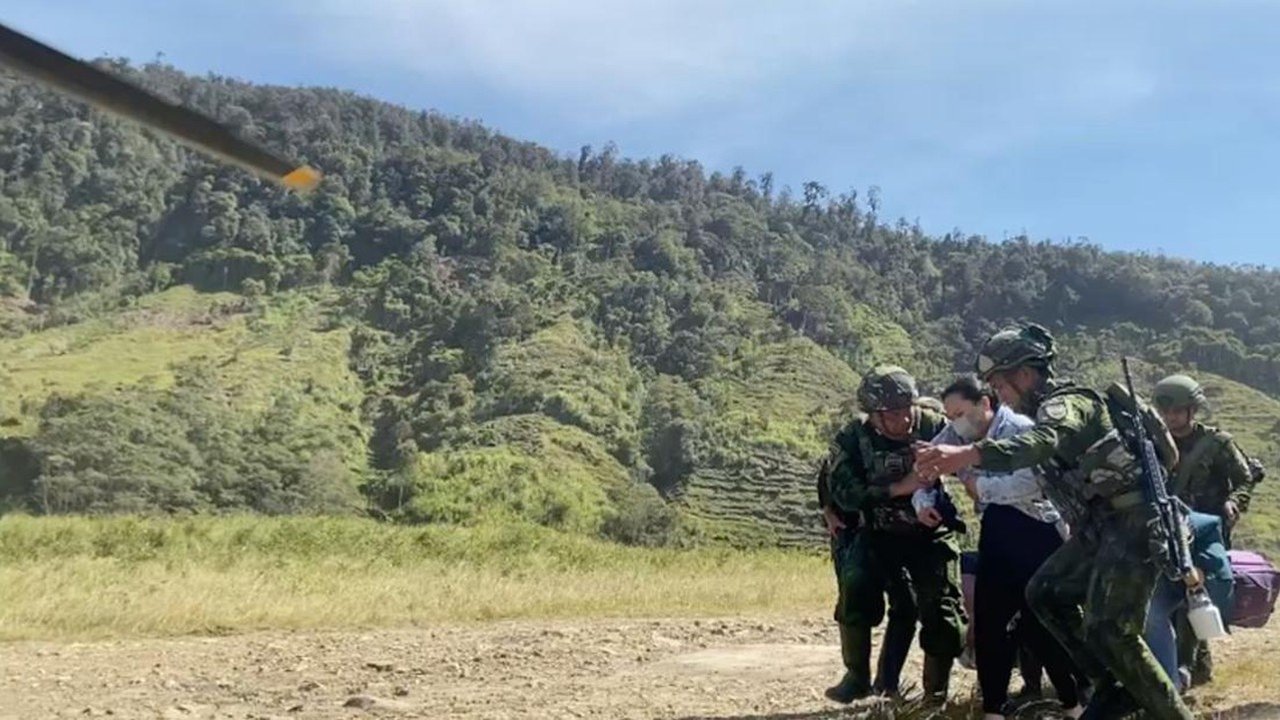 TNI Evakuasi Istri Sopir Travel Korban KKB dari Mbua ke Wamena via Udara