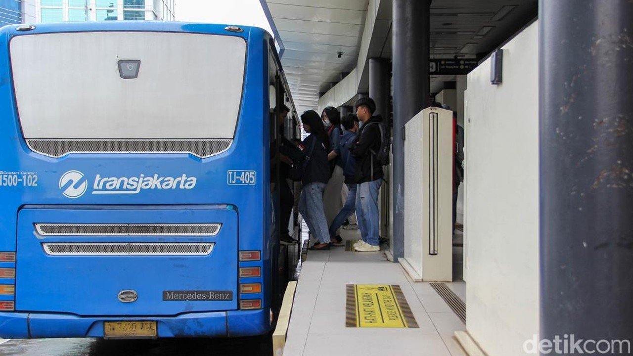 TransJakarta Atasi Keluhan Bau Tak Sedap di Koridor 8 Malam Hari