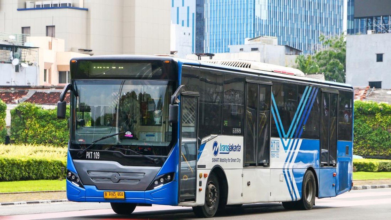 TransJakarta Bantah Sopir Ugal-ugalan dalam Insiden Penumpang Jatuh