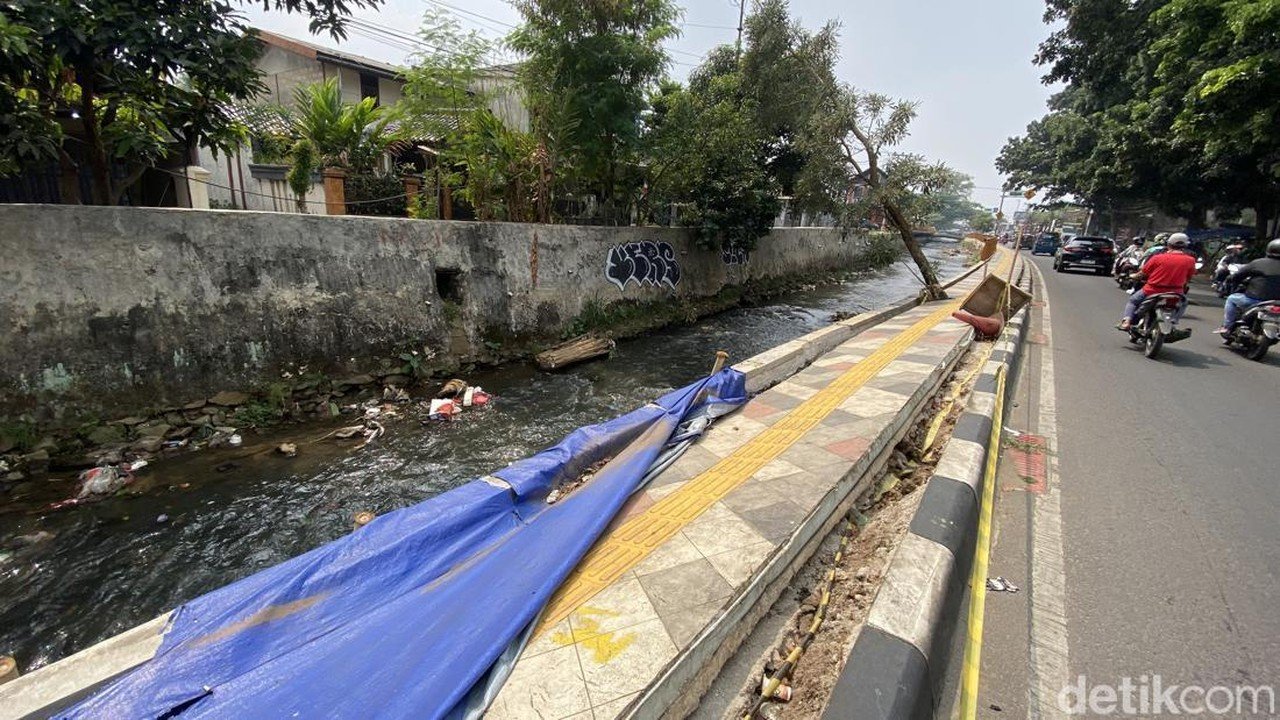 Trotoar Ambles di Sawangan Depok Belum Diperbaiki, Pemkot Jelaskan Alasannya