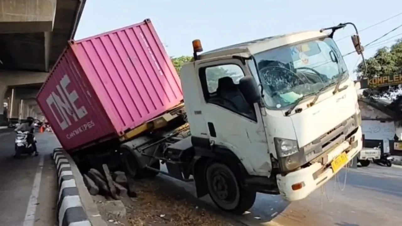 Truk Kontainer 15 Ton Terperosok di Cakung, Diduga Akibat Sopir Mengantuk