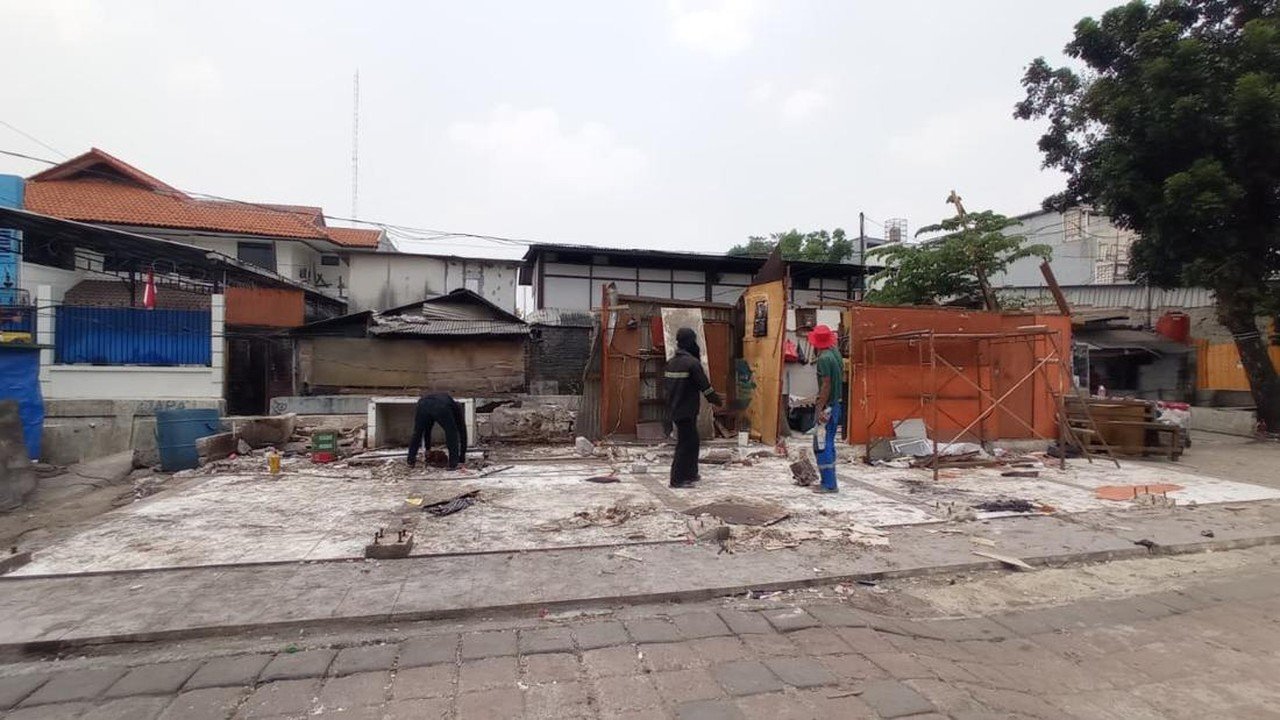 Truk Lepas Kendali Saat Diservis Hantam Lima Kios di Jatinegara